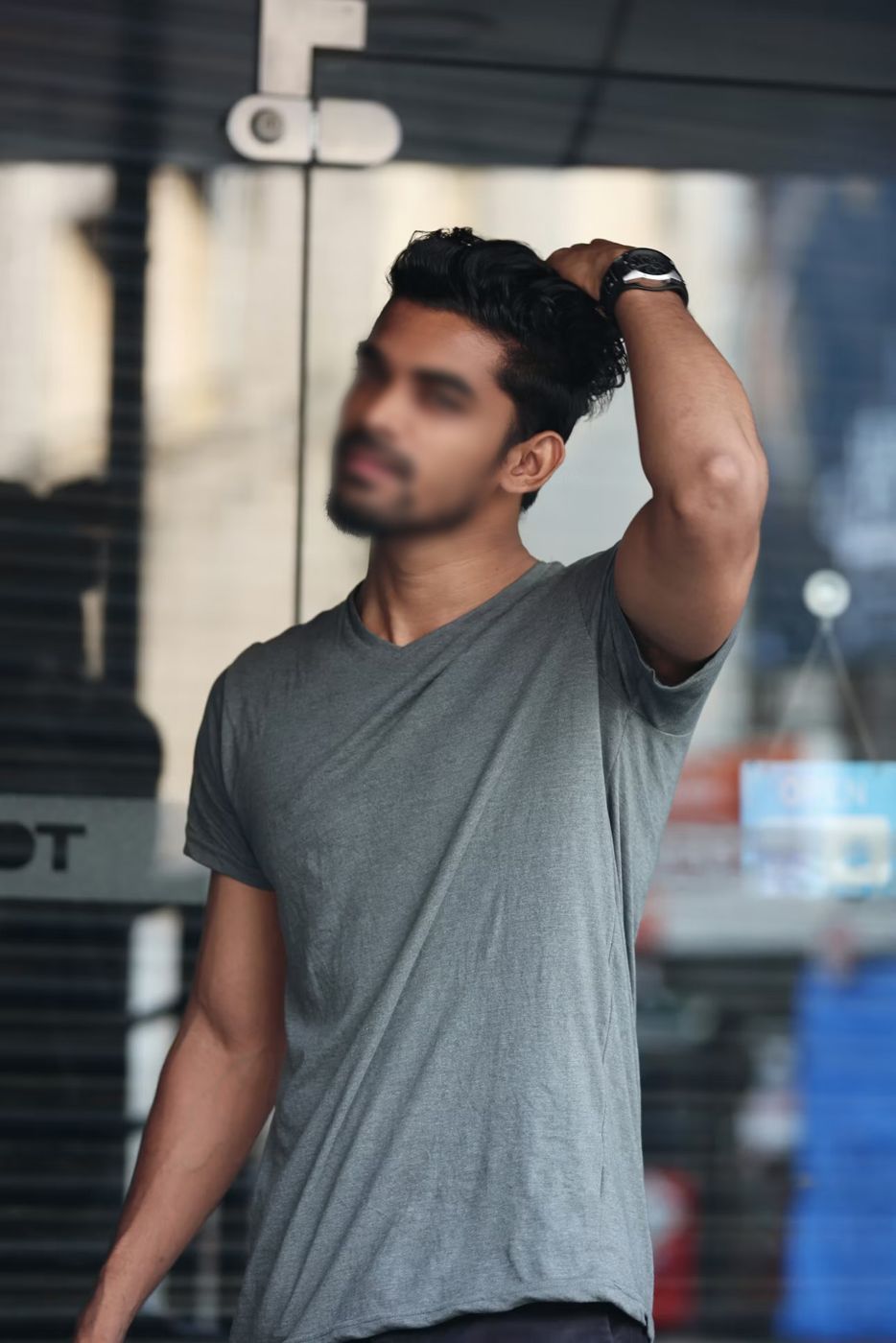 Homme passant la main dans ses cheveux