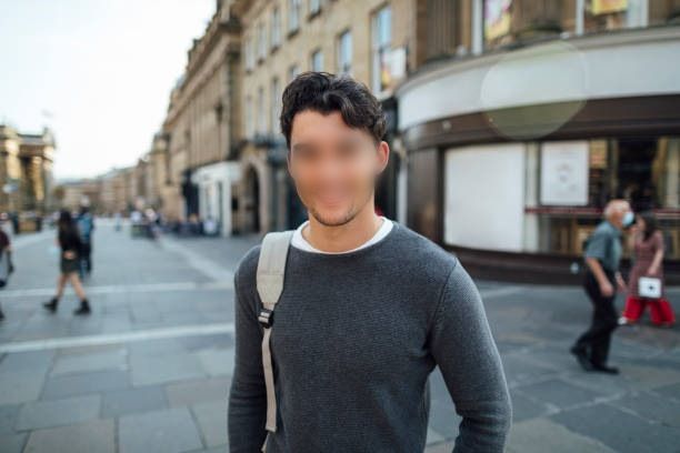 Homme souriant en ville
